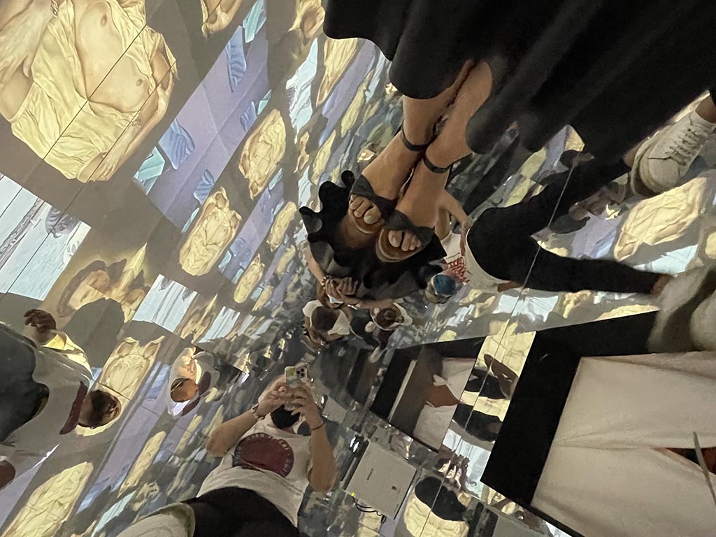 Inside Dalí, La Mirror Room